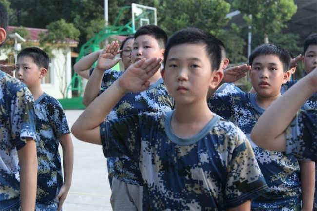 湖北正念夏令营：军事夏令营激发孩子自身的潜力