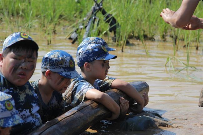 [武汉暑假夏令营]湖北正念夏令营：军事夏令营能让孩子学会团结合作吗？