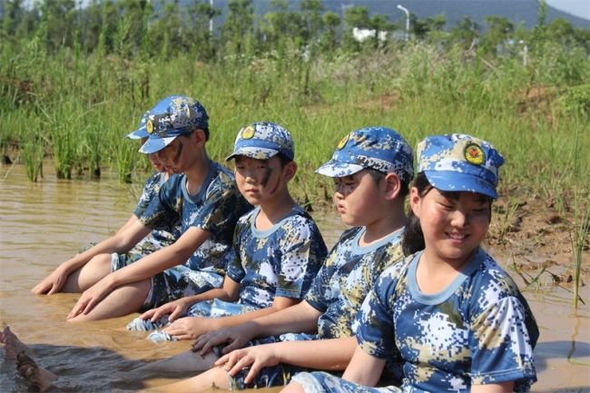 武汉暑假夏令营：14天军事拓展营适合多大孩子参加？