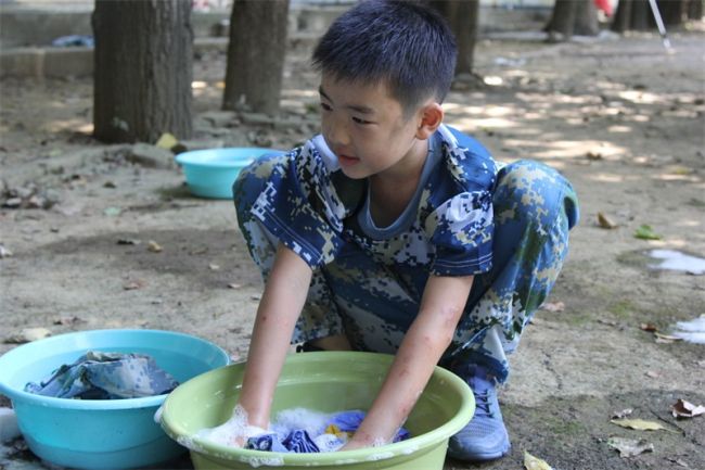 武汉阳光领袖夏令营-9岁的孩子参加军事夏令营合适吗？