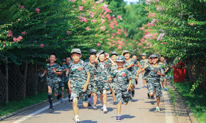 武汉阳光领袖夏令营-军事夏令营适合多大的学生参加？