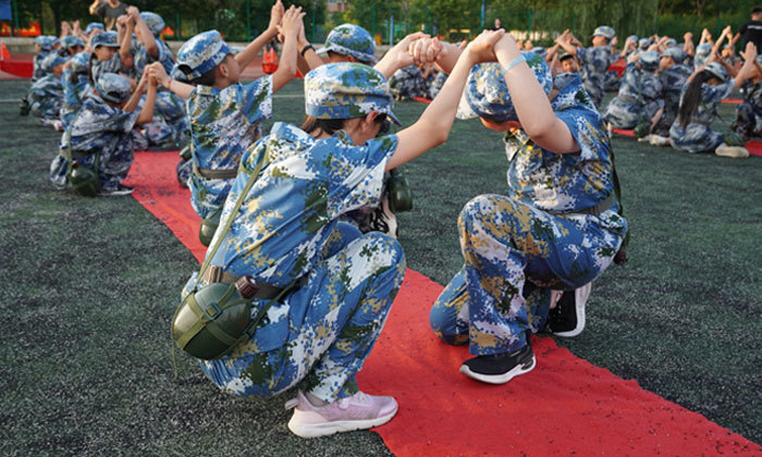 武汉阳光领袖夏令营-军事夏令营适合青少年提升素质吗？