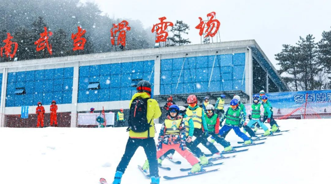 2023年青营#滑雪冬令营再出发，湖北·英山南武当初级滑雪技能冬令营，在不出省的情况下，专门为6-12岁的儿童和青少年量身定制的滑雪技能成长训练营，最适合滑雪零基础或少次体验过滑雪的孩子们；通过5天4晚的专业教练教学，我们承诺让孩子们完全解锁这项运动技能。