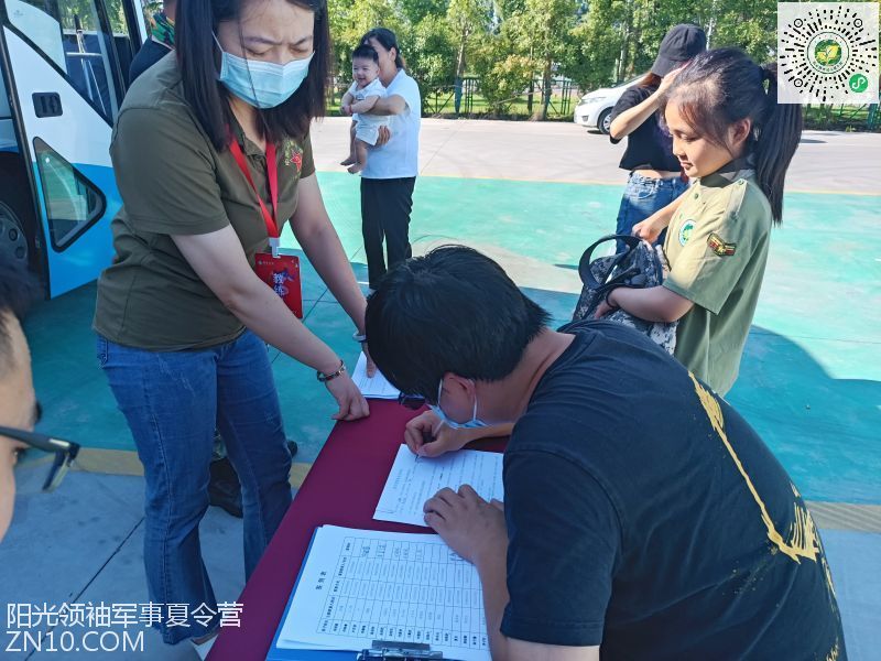 武汉阳光领袖夏令营：性格胆小不敢交流的女孩子去军事夏令营锻炼能改善吗？