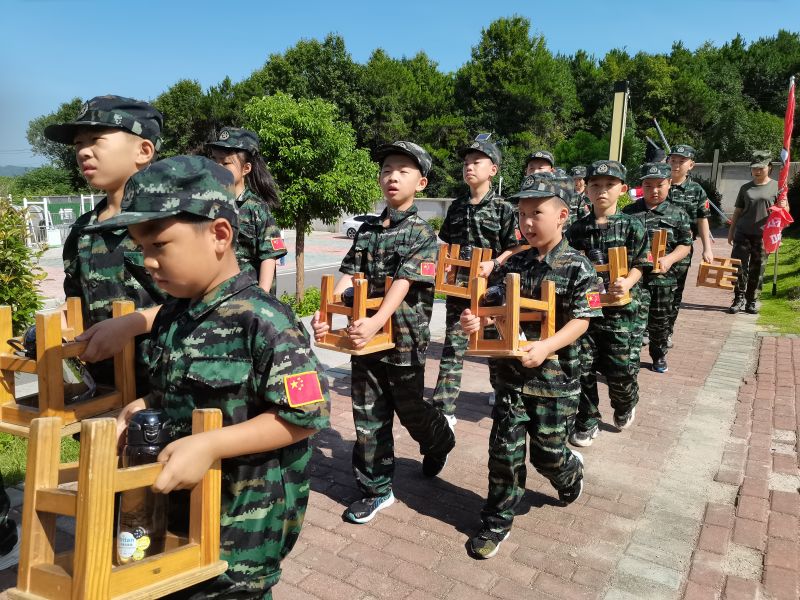 武汉军事夏令营-为什么要帮孩子报名军事夏令营？